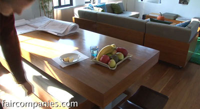 Esstisch oder Arbeitsfläche? Ein hydraulisch verstellbares Möbelstück